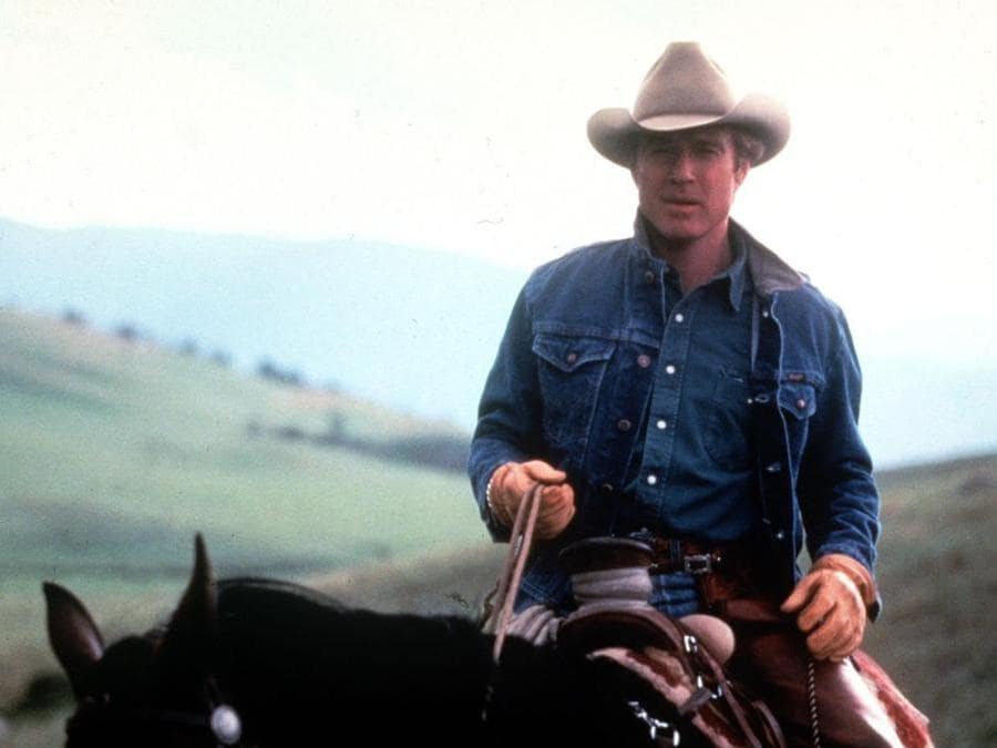 Robert Redford in una scena di "L' uomo che sussurrava ai cavalli", da lui  diretto,  1998 (ANSA)