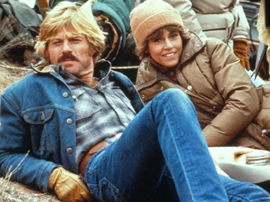 Una foto di scena del film 'Il cavaliere elettrico' con Jane Fonda e Robert Redford (ANSA)
