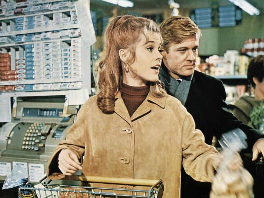Jane Fonda e Robert Redford in una scena del film “A piedi nudi nel parco” (Afp)