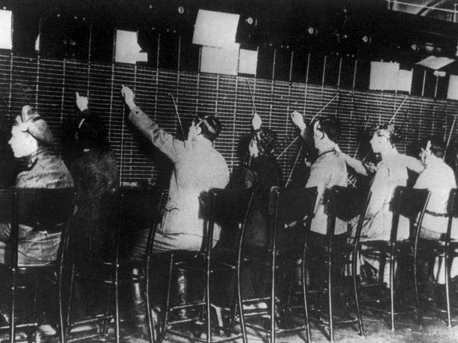 Volontari bolscevichi al lavoro in un centralino telefonico di Mosca, 1917. TASS / AFP