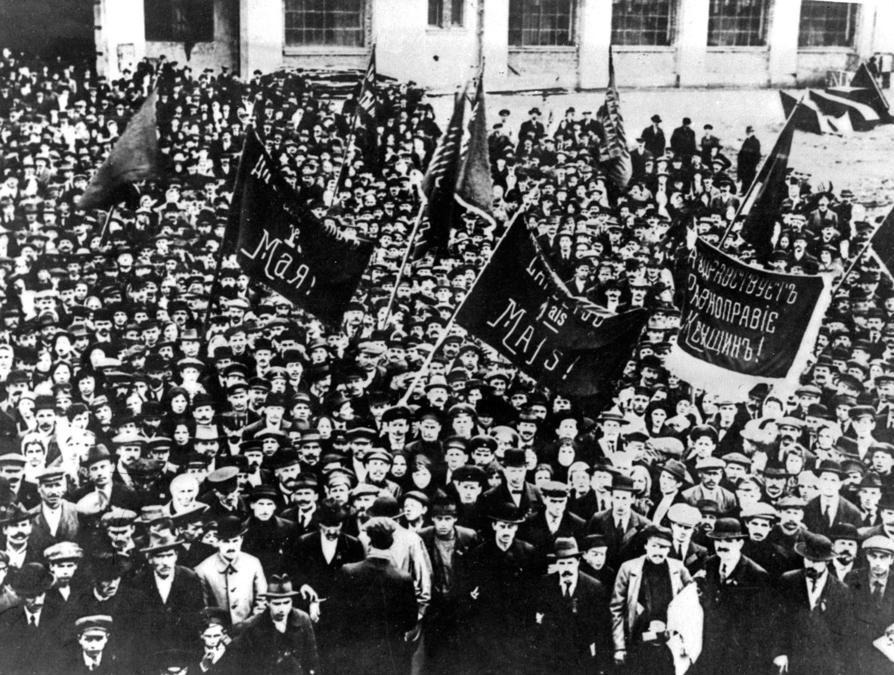 Lavoratori dimostrano contro la Guerra a Kharkov, durante il periodo della Rivoluzione russa. AFP