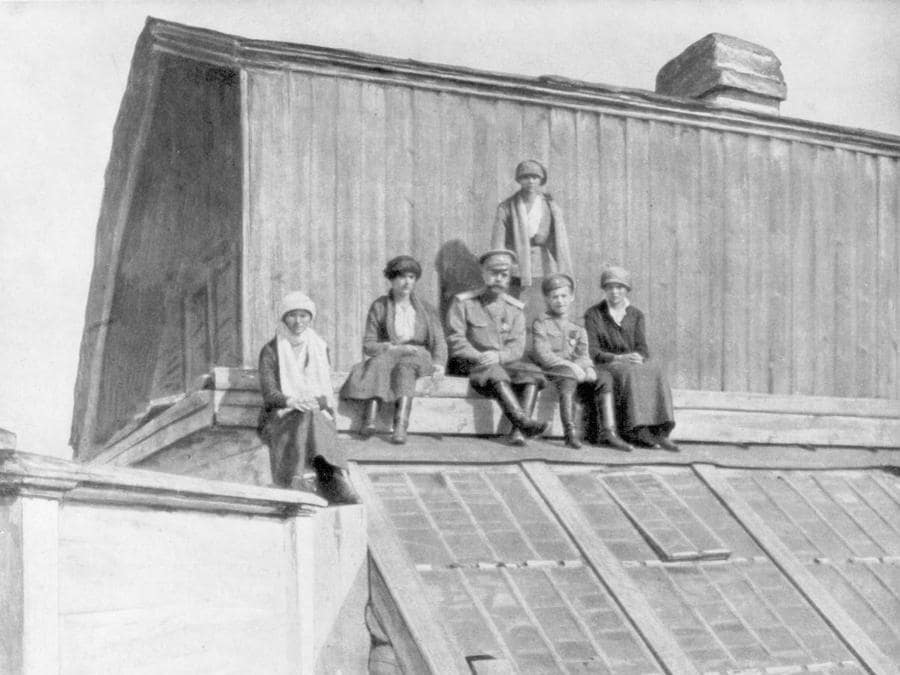 Lo zar Nicholas II e I suoi figli seduti su una serra a Tobolsk, in Siberia, 1917. OLYCOM
