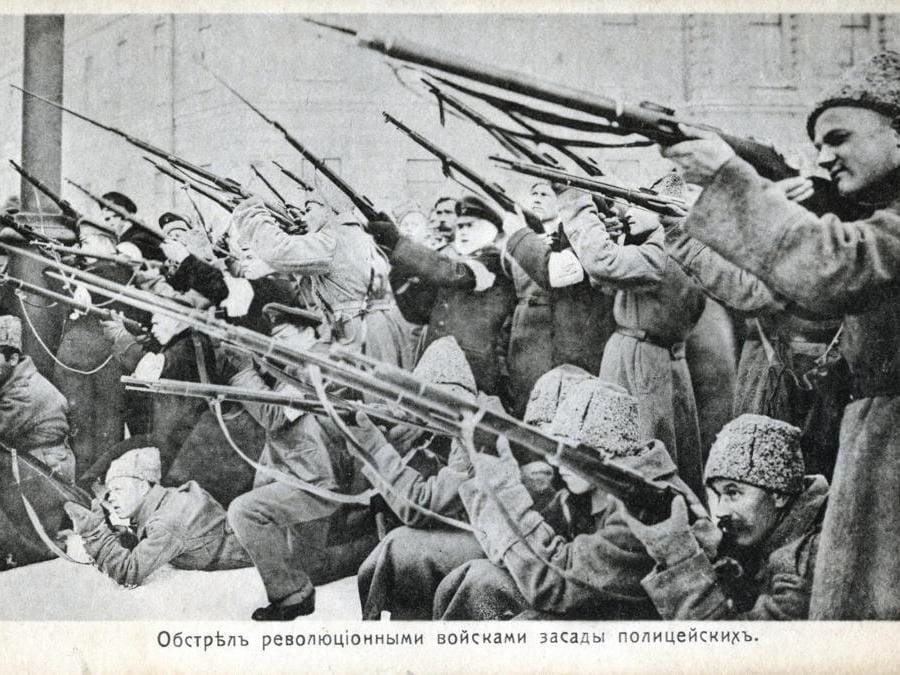 Rivoluzionari armati di fucile, ottobre 2017. Olycom