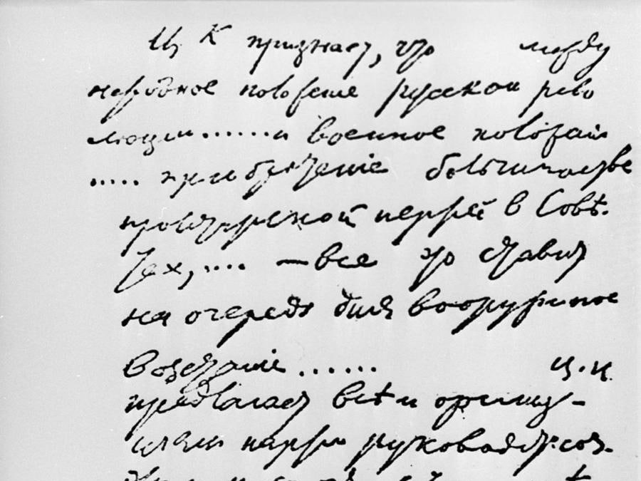 La risoluzione del Partito Comunista russo sulla rivoluzione armata scritta a mano da Vladimir Lenin , 10 ottobre 1917. (AFP/RIA Novosti / Sputnik). 