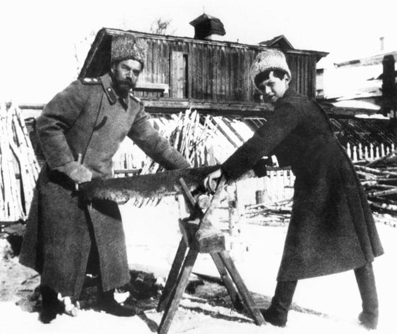 In questa foto senza data, la zar Nicholas II, a sinistra, e suo figlio, il Principe Alexei, sono ritratti mentre tagliano la legna per riscaldare la loro abitazione in Siberia, dove erano prigionieri durante la Rivoluzione. (AP Photo)