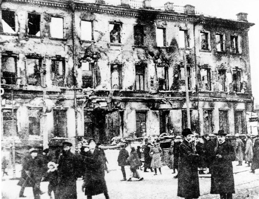 In questa foto del febbraio 2017, folla davanti alle rovine del Gate Nikitsky del palazzo imperiale di Pietrogrado. (AP Photo)