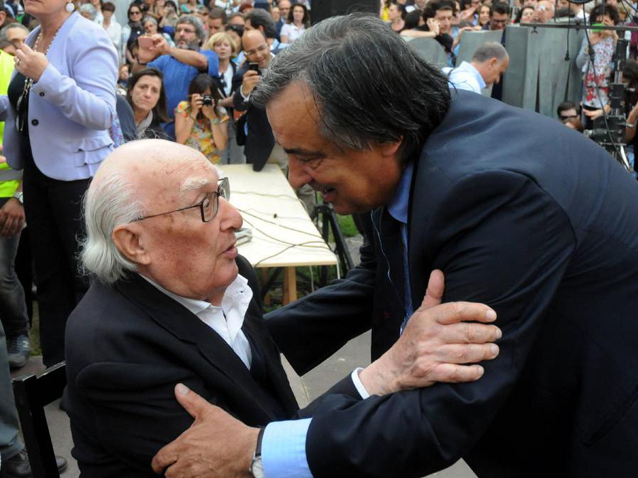 2014, Palermo. Andrea Camilleri, ospite alla rassegna Una marina di libri, con il sindaco Leoluca Orlando (Fotogramma)