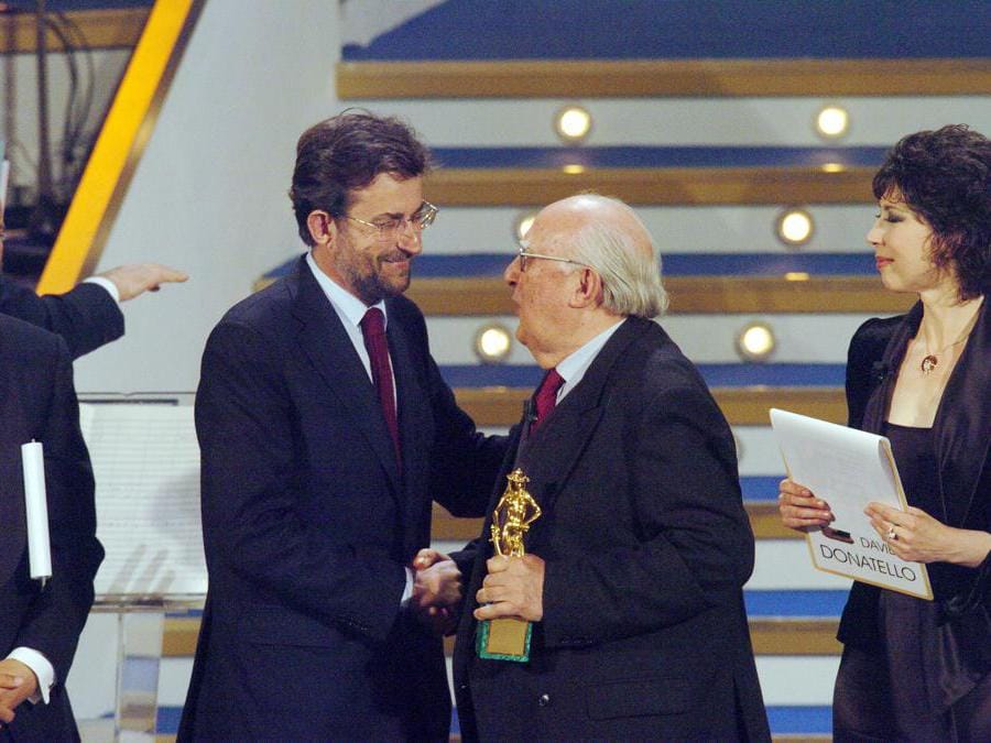 2006, Roma, David di Donatello. Andrea Camilleri premia Nanni Moretti come migliore regista per il film Il caimano (Fotogramma)