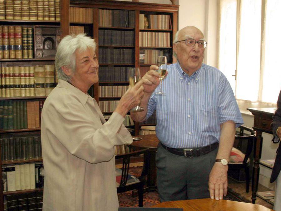 2010, Palermo. Elvira Sellerio con Andrea Camilleri (Fotogramma)