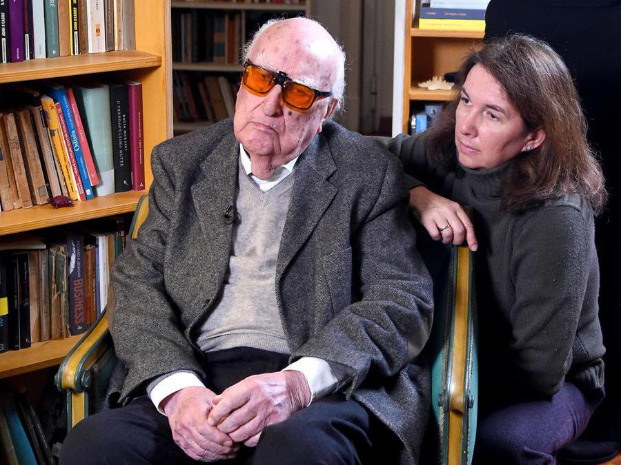 2018, Roma. Andrea Camilleri con la figlia Mariolina nel suo studio (Fotogramma)