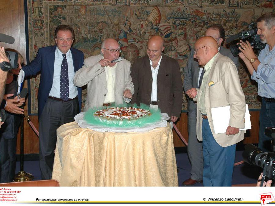 2005, Roma, festa di compleanno. Da sinistra, Meocci, Camilleri , Zingaretti, Petruccioli, Curzi (Fotogramma)