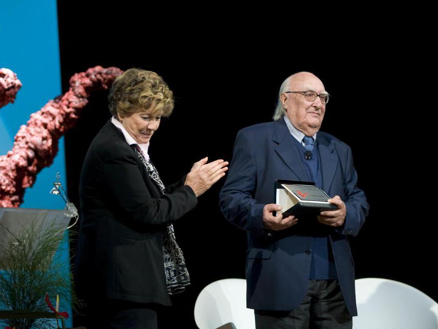 2009, Roma. Premio Elsa Morante. Andrea Camilleri riceve il premio alla Carriera da Dacia Maraini (Fotogramma)