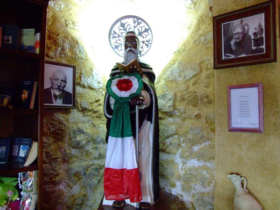2008, Porto Empedocle (Agrigento). Pirandello, Camilleri e il filosofo Empedocle: i tre simboli della città (Fotogramma)