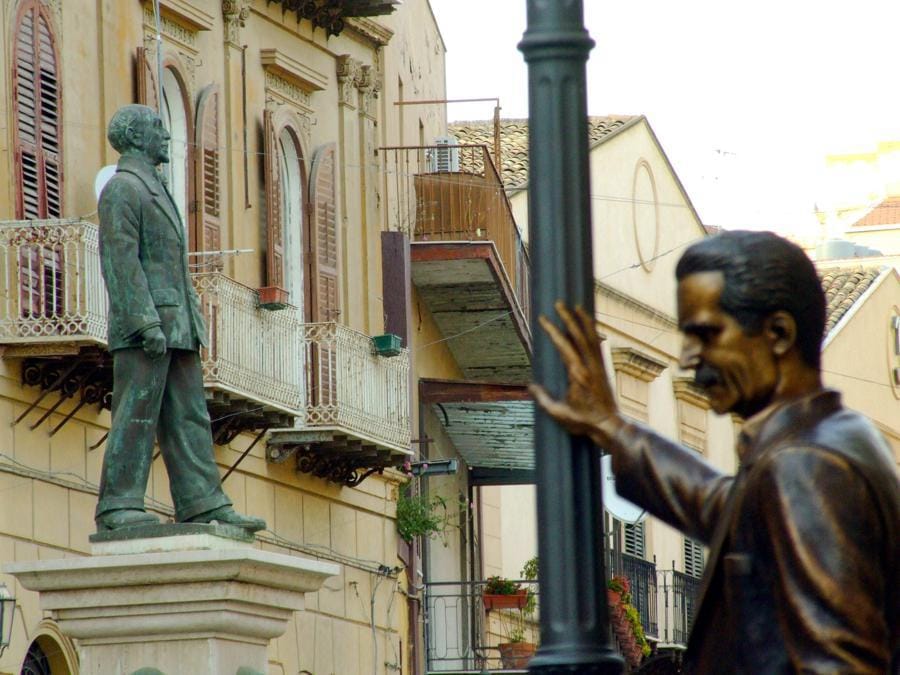 2008, Porto Empedocle (Agrigento). La statua di Luigi Pirandello e del commissario Montalbano (Fotogramma)