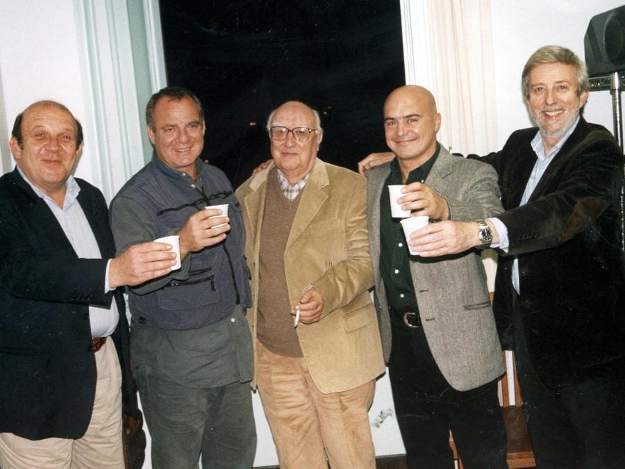 2009. Da sinistra, il produttore Carlo Degli Esposti, Stefano Ricciotti, Andrea Camilleri, Luca Zingaretti e Alberto Sironi (Fotogramma)