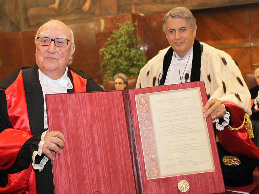 2012, Roma. Andrea Camilleri riceve il dottorato di ricerca honoris causa in Storia dell'Europa da Luigi Frati, magnifico rettore dell'Università La Sapienza (Ansa)