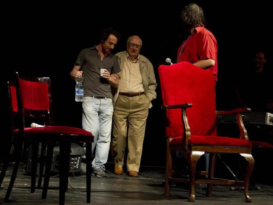 2011, Roma. Andrea Camilleri ed Elio Germano al Teatro Valle, occupato dai lavoratori dello spettacolo (Ansa)