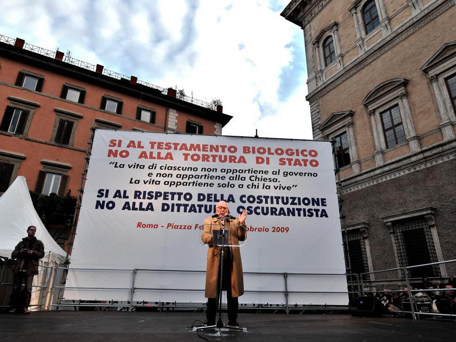 2009, Roma, piazza Farnese. Andrea Camilleri alla manifestazione organizzata da Micromega contro il disegno di legge sul Testamento biologico (Ansa)