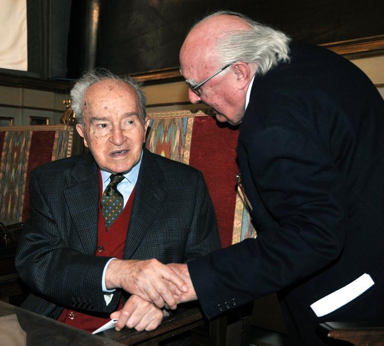 2008, Roma. Pietro Ingrao e Andrea Camilleri in occasione della lectio magistralis eseguita da Camillleri in onore del compleanno di Ingrao (Ansa)