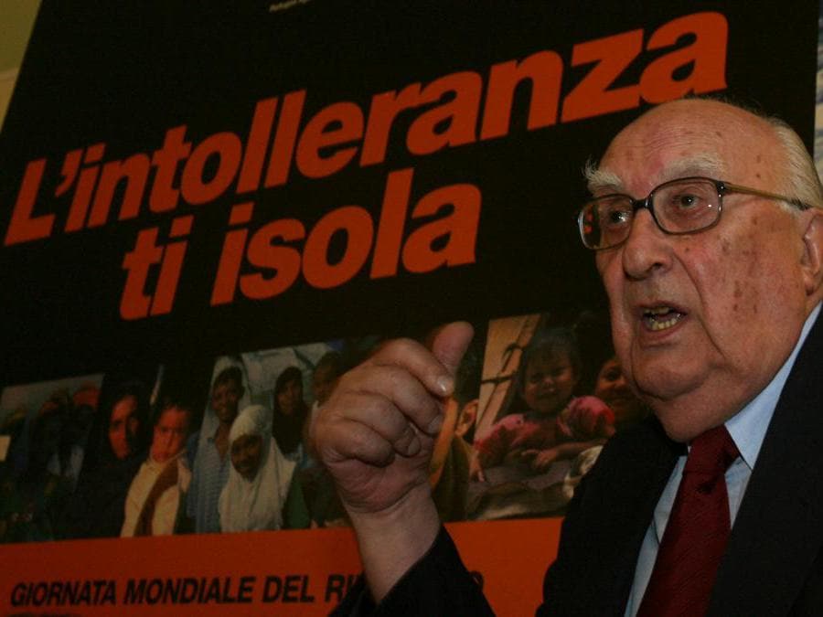 2007, Roma. Andrea Camilleri alla Giornata mondiale del rifugiato 2007, organizzata dall'Unhcr (Ansa)