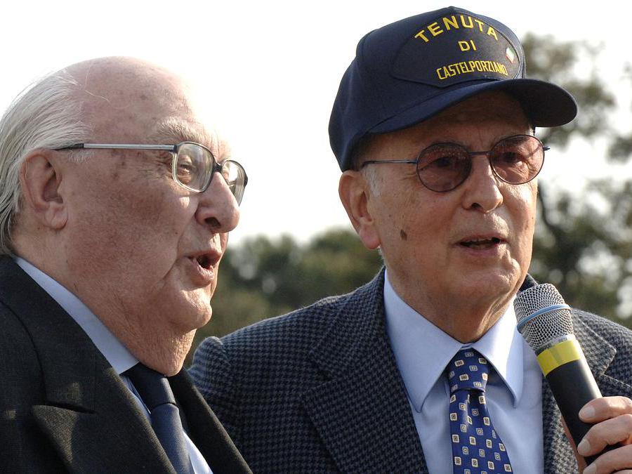 2007, Roma. Il presidente della Repubblica Giorgio Napolitano con Andrea Camilleri alla Festa di primavera (Ansa)