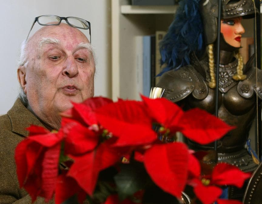 2006, Roma. Andrea Camilleri nel suo appartamento (Ansa)