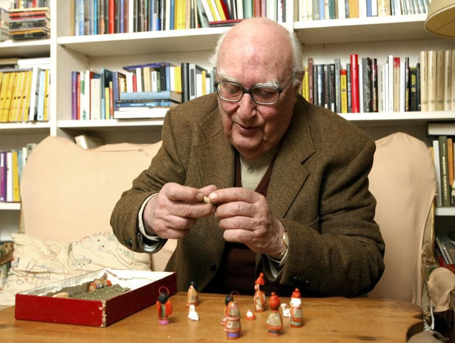 2006, Roma. Andrea Camilleri e il presepe (Ansa)