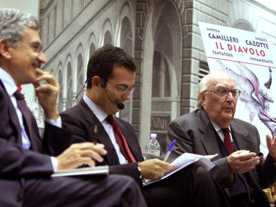 2005, Roma. Andrea Camilleri , Giovanni Floris e Massimo D’Alema al dibattito sul libro Il diavolo. Tentatore. Innamorato (Ansa)