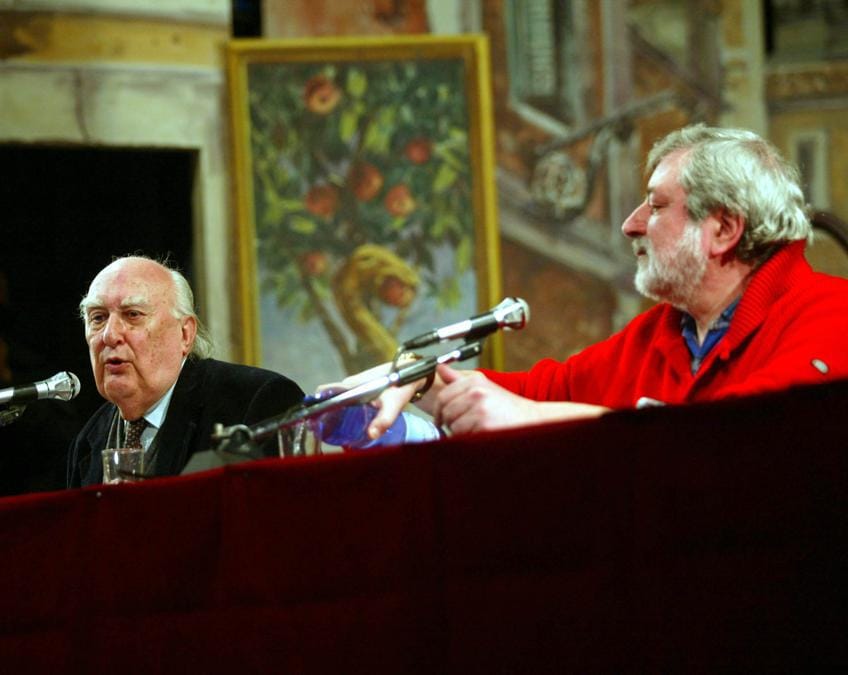 2004, Roma. Andrea Camilleri al Teatro Valle per la presentazione del nuovo album di Francesco Guccini, Ritratti (Ansa)