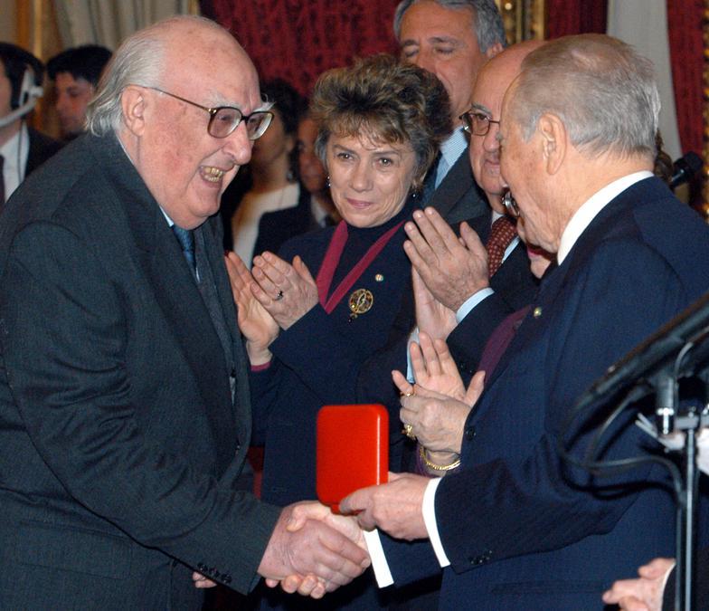 2004, Roma. Andrea Camilleri e il presidente della Repubblica Carlo Azeglio Ciampi durante la consegna dei Premi Vittorio De Sica 2003 (Ansa)