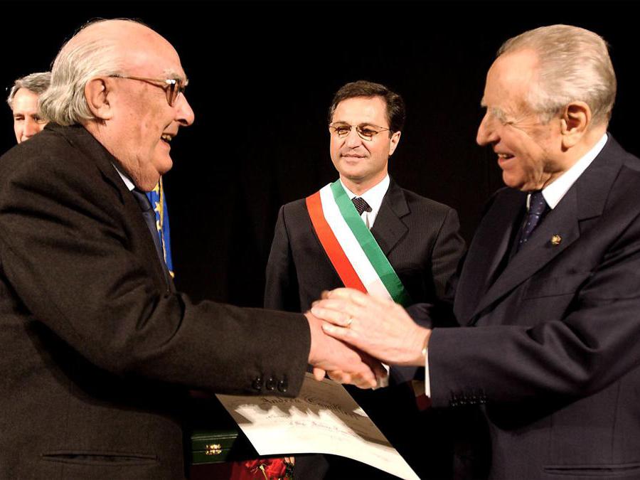 2003, Agrigento. Il presidente della Repubblica Carlo Azeglio Ciampi consegna le insegne di commendatore dell'Omri ad Andrea Camilleri (Ansa)