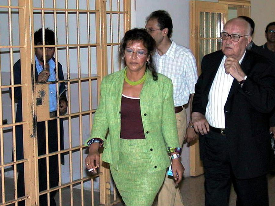 2002, Agrigento. Andrea Camilleri nel carcere di Contrada Petrusa (Ansa)