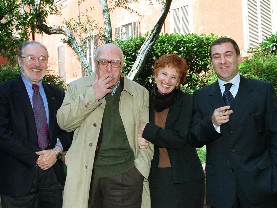 1999, Roma. Da sinistra, Miko Magistro, Andrea Camilleri, Mariella Lo Giudice e il regista Giuseppe Dipasquale all’annuncio della messa in scena del romanzo Il birraio di Preston (Ansa)