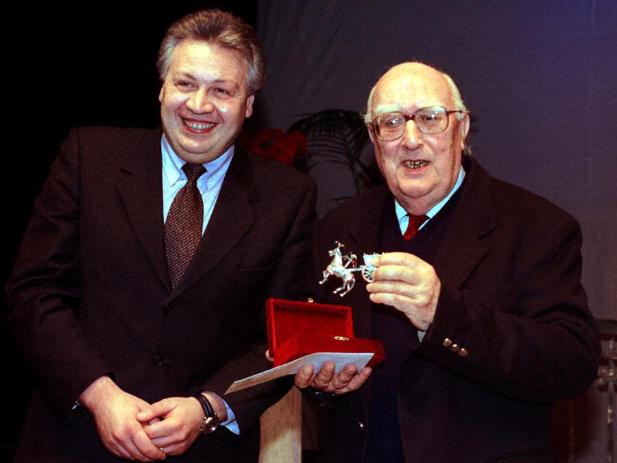 1998, Belpasso (Catania). Andrea Camilleri riceve dall’assessore provinciale alla Cultura Antonio Garozzo il Premio letterario internazionale Nino Martoglio (Ansa)