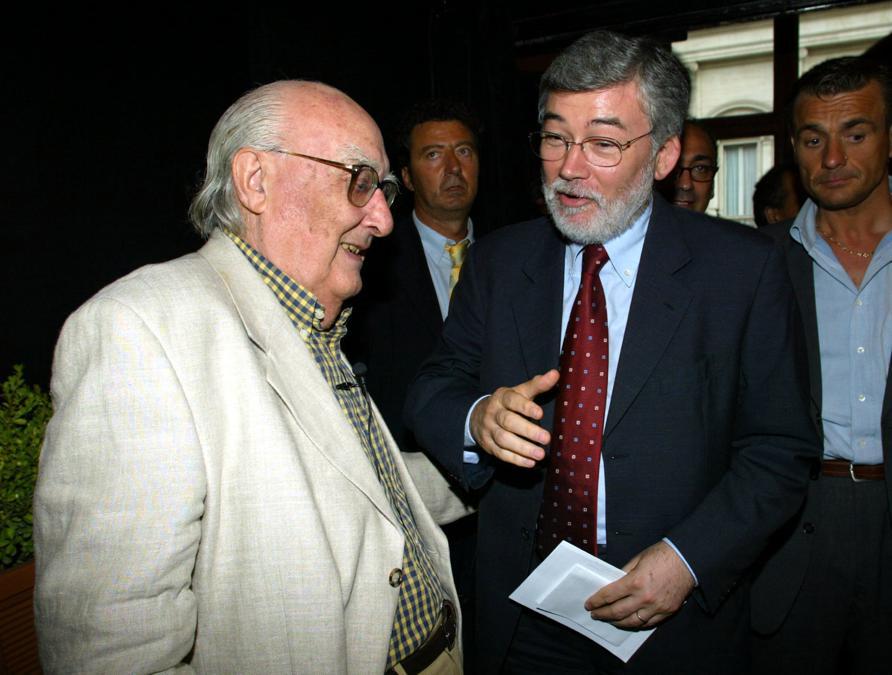 2003, Roma. Andrea Camilleri con Sergio Cofferati (Ansa)