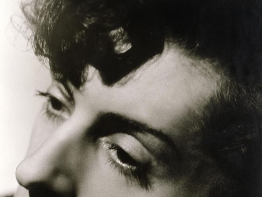 Angus McBean (1904-1990) Quentin Crisp 1941 Bromide print National Portrait Gallery (London, UK) © Estate of Angus McBean / National Portrait Gallery, London