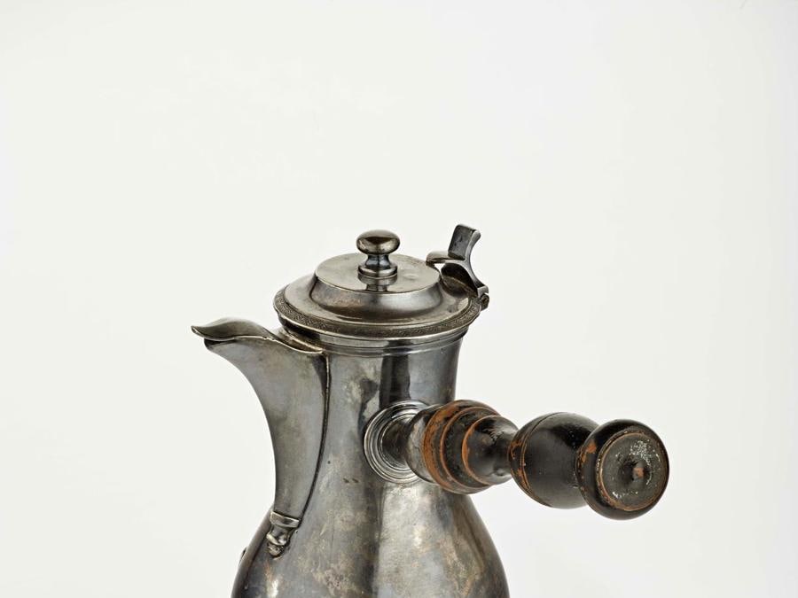 Cafetière en argent, France, début du xixe siècle, chocolatière, argent, poignée en bois teinté, 14  10,9 (25 avec poignée) cm, Musée Matisse Nice, ancienne collection Henri Matisse, legs de Madame Henri Matisse, 1960 (inv. 63.2.206) 