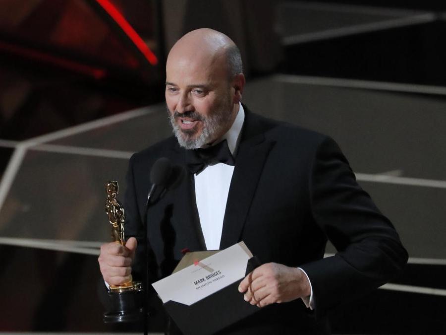 Mark Bridges vince l’Oscar come miglior costumista  per il film “Il filo nascosto” -REUTERS/Lucas Jackson