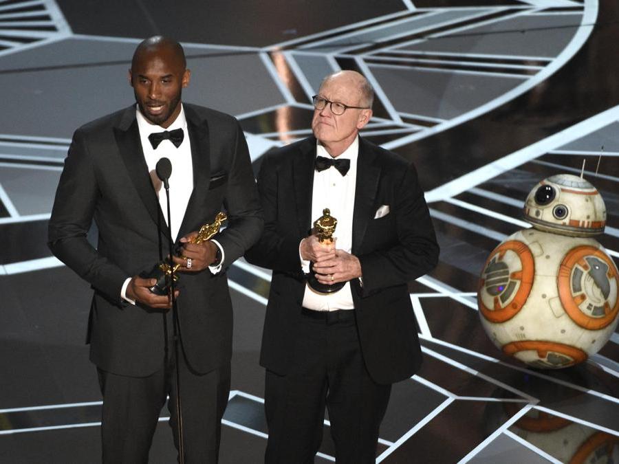 Oscar a  Kobe Bryant  e Glen Keane per Miglior  cortometraggio d’animazione  «Dear Basketball». (Photo by Chris Pizzello/Invision/AP)