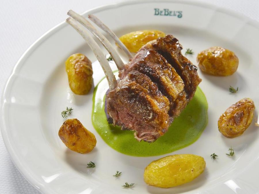 Carrel di agnello al forno con patate al rosmarino.