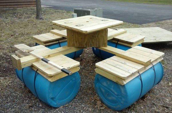 Tavolo da pic nic realizzato su bidoni di plastica per galleggiare sull'acqua.