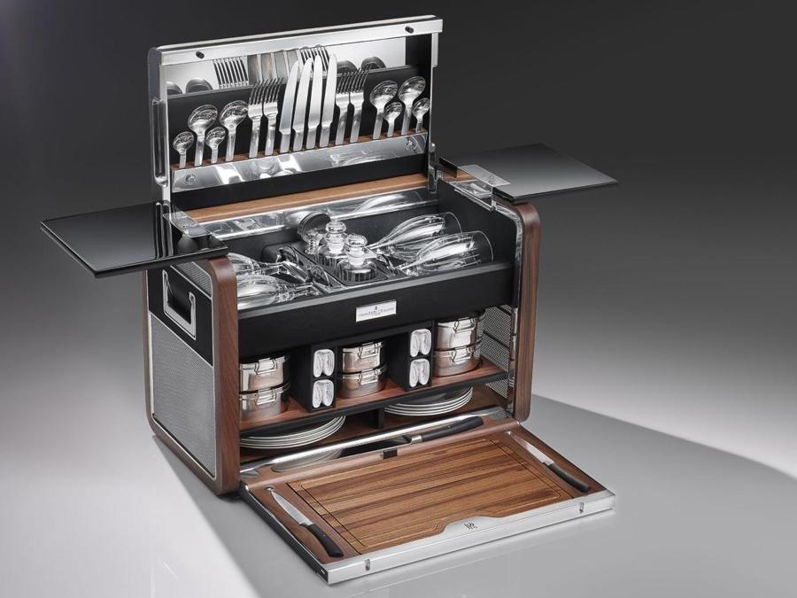 Rolls-Royce, Phantom Zenith, cesta-chiller per pic nic di lusso; realizzata in noce e cuoio, riprende le finiture dell'autovettura; l'interno, raffreddato e illuminato, riserva tante sorprese; ripiani apribili, supporti e posaterie di lusso, piatti e cristalli splendidi.
