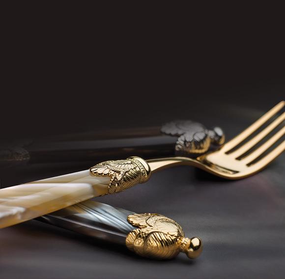 DomusDesign, Siena, posate madreperlate in acciaio inox dorato e color champagne; per essere usate al posto delle posate di plastica e per rendere non banale il rito campestre della cena sull'erba.