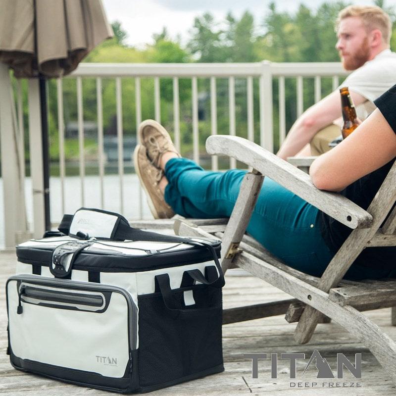 Titan, ghiacciaia portatile di notevole capacità e particolarmente robusta per viaggi lunghi; ha una capacità di 30 litri, resiste all'acqua e il coperchio riflette i raggi del sole isolando l'interno. Il freddo crea una depressione tale che il coperchio chiude ermeticamente e fermamente l'apertura.