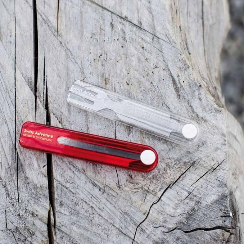 Swiss, Besteck, posate fabbricate inSvizzera, con un design raffinato e protette da un astuccio rigido, in diversi colori.
