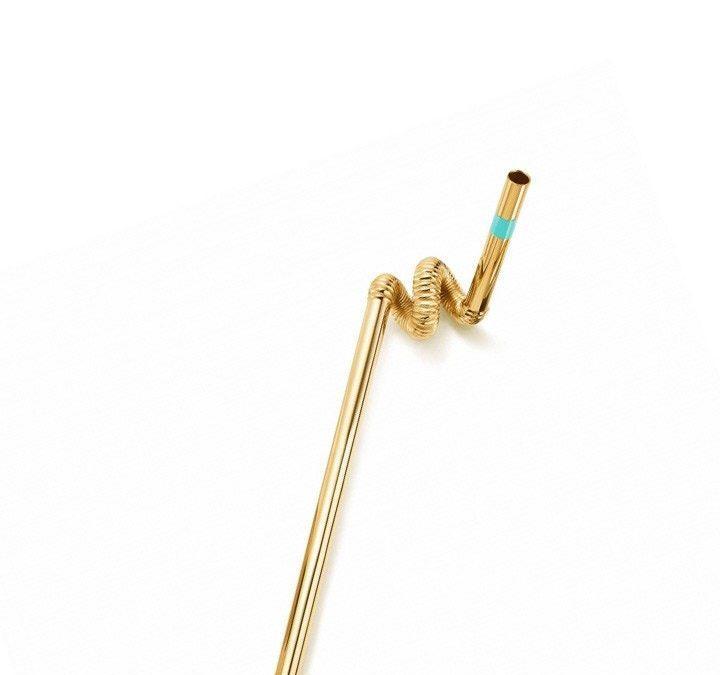 Tiffany, della Home Collection per i lovers of luxury, la cannuccia Miansai, dorata o argentata.