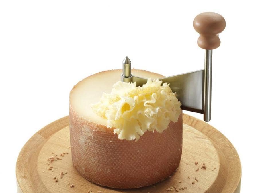 Boska, Koch Form, raschietto per formaggio che crea riccioli sottilissimi facendo sprigionare il profumo; il formaggio si conserva fresco sotto la campana di vetro.