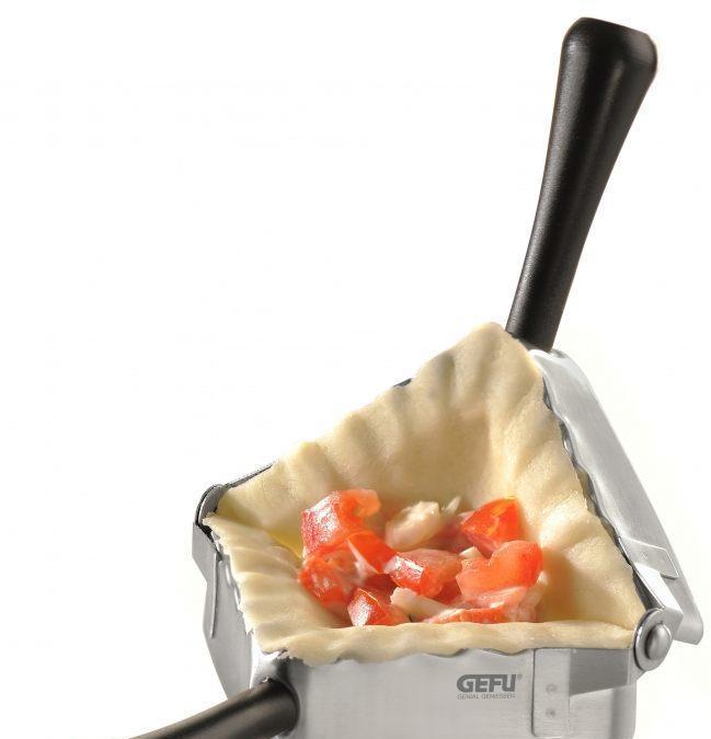 GEFU, Ravioli e Maultaschen; stampini che poggiati sulla sfoglia la tagliano in quadrati e poi premendo creano ravioli quadrati, tondi, a triangolo con relativo impasto.