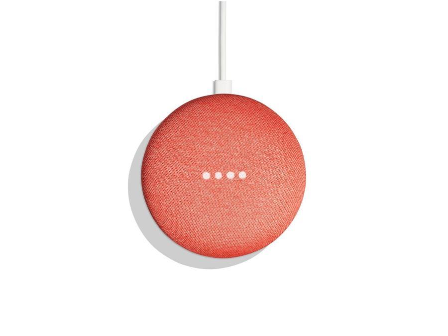 Google, Google Home Mini, appendete questo minuscolo assistente vocale ad un pomolo della cucina, in alto, in modo che non riceva schizzi e spruzzi e dategli degli ordini per farvi aiutare nei lavori in cucina. Tutto dialogando senza toccare mai nulla.