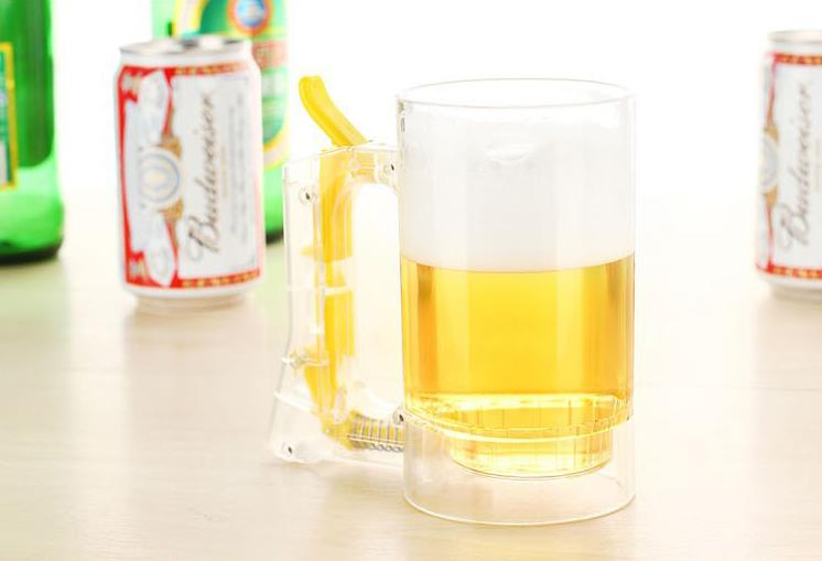 Top Cadeau, un bicchiere per la birra con il trucco, che, quando la spuma si è eclissata, la ricrea semplicemente premendo una levetta.